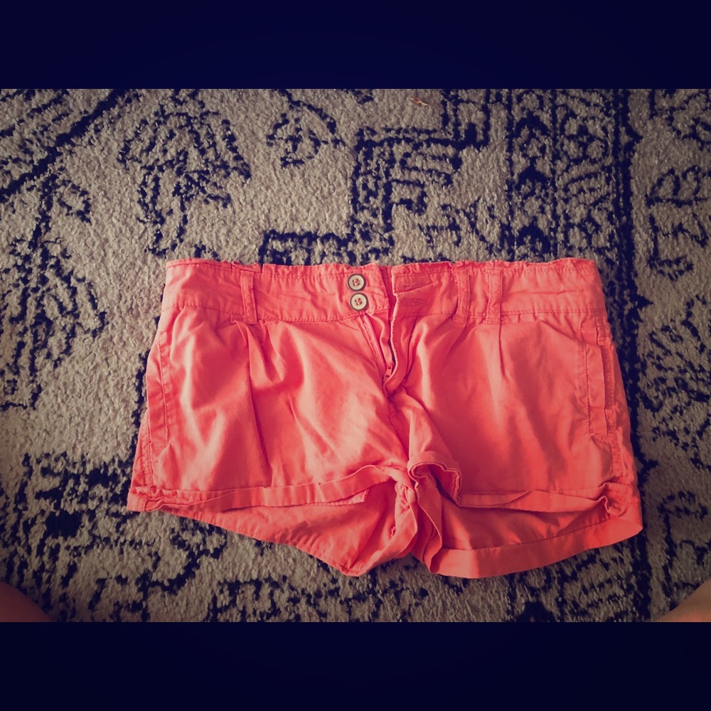 Size 3 shorts. Hardly worn, good condition.